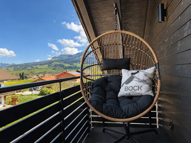 Balkon im Dachgeschoss mit Bergblick